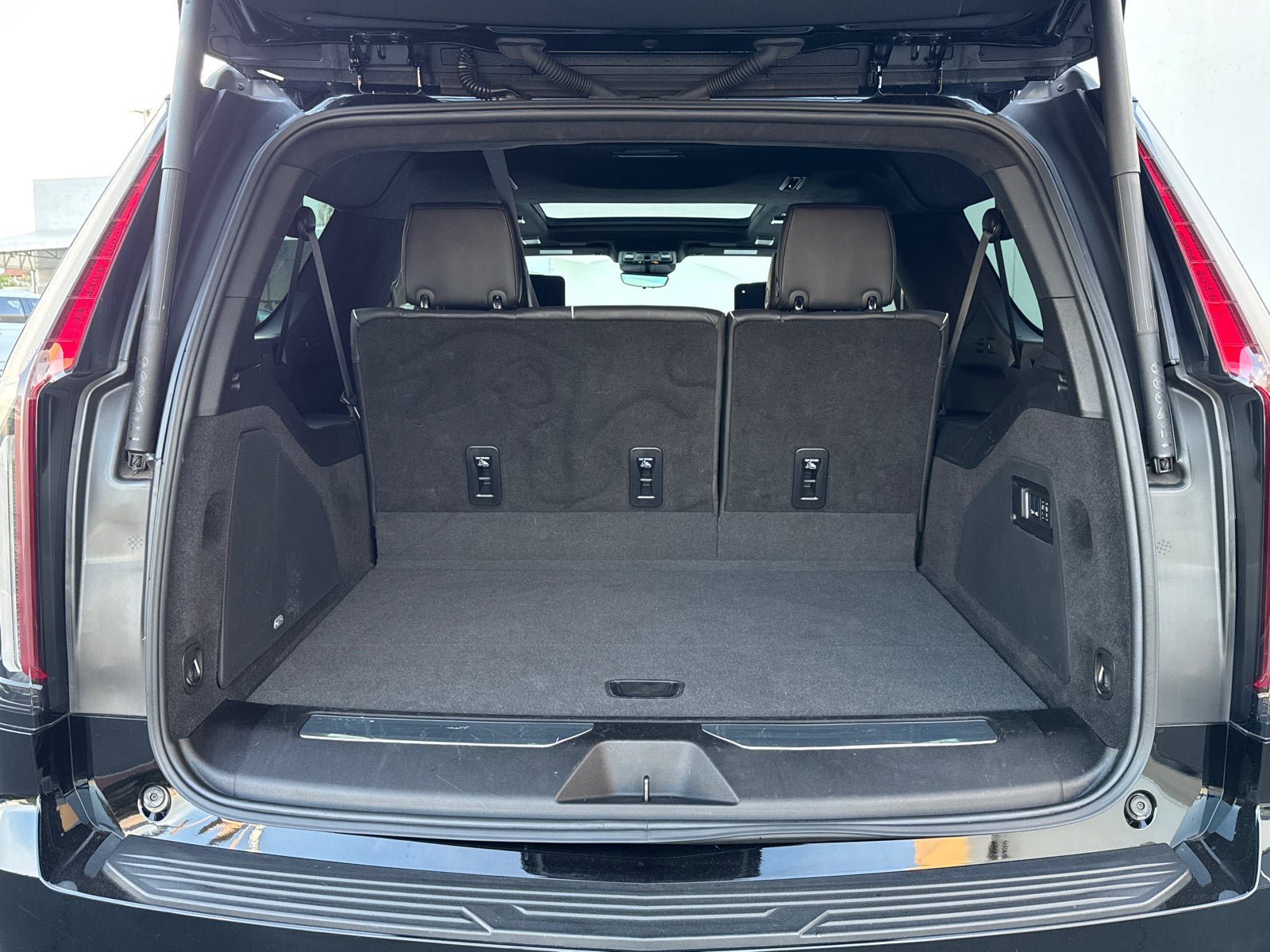 Certified 2024 Cadillac Escalade ESV Sport Platinum w/ LPO, ONYX Package AWD/4WD image 9