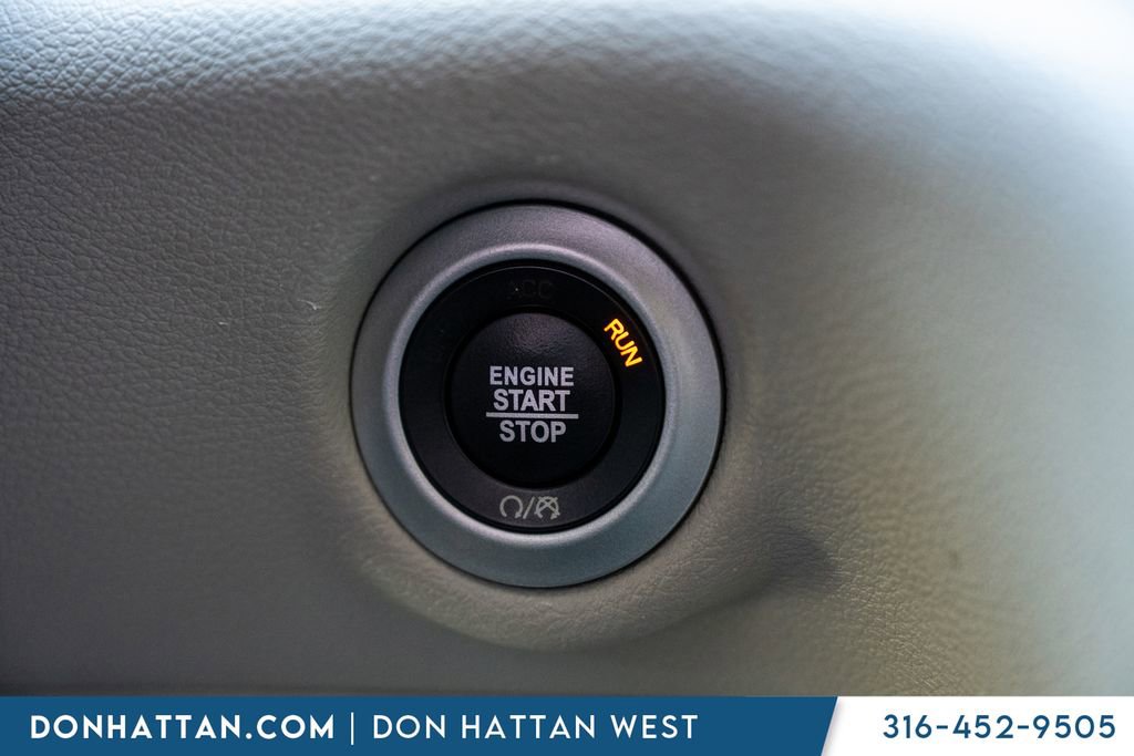 Used 2023 Chrysler Pacifica Touring-L image 13