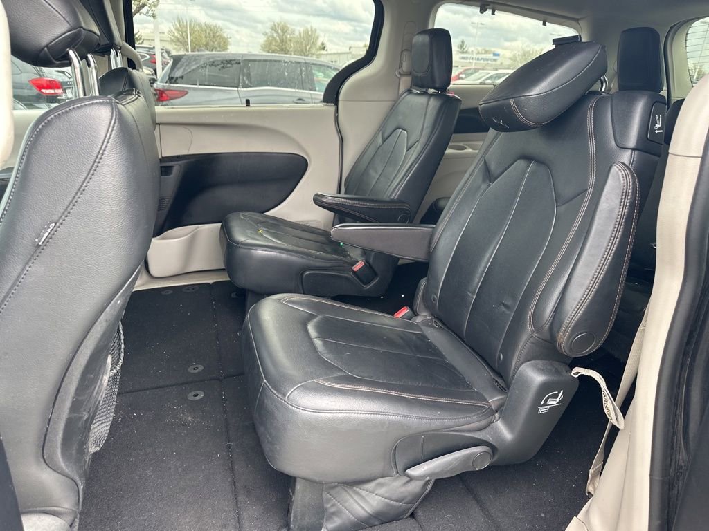 Used 2017 Chrysler Pacifica Touring-L image 14