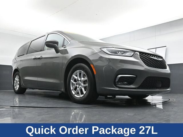 Used 2021 Chrysler Pacifica Touring-L image 27