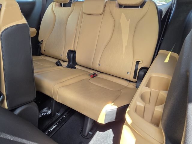 Used 2023 Kia Carnival EX FWD image 11