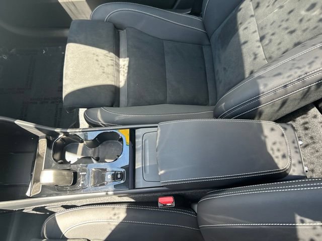 Certified 2025 Volvo XC40 B5 Plus AWD/4WD image 27