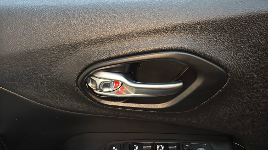 Used 2019 Jeep Cherokee Latitude w/ Cold Weather Group image 8