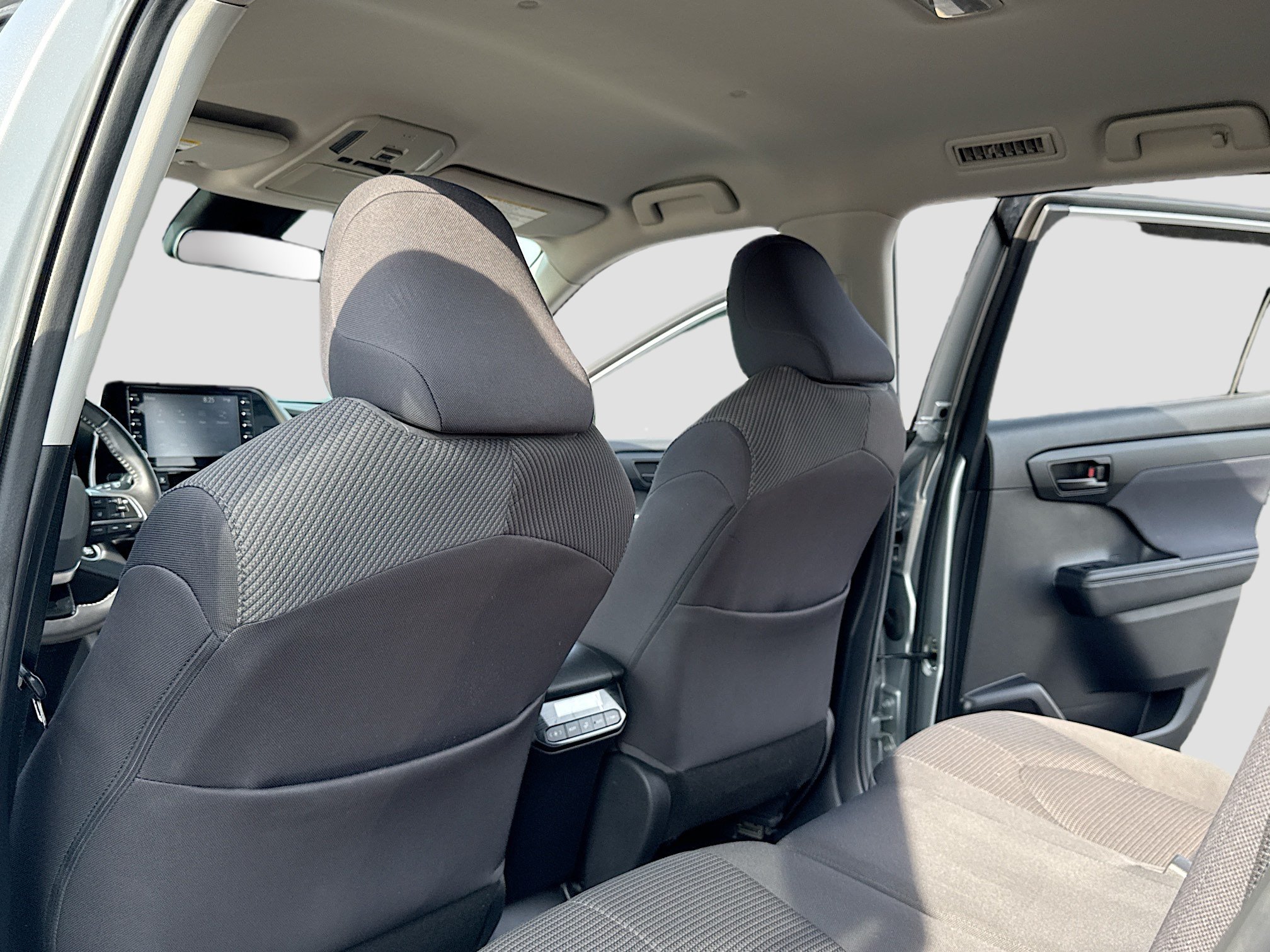 Used 2020 Toyota Highlander LE AWD/4WD image 6