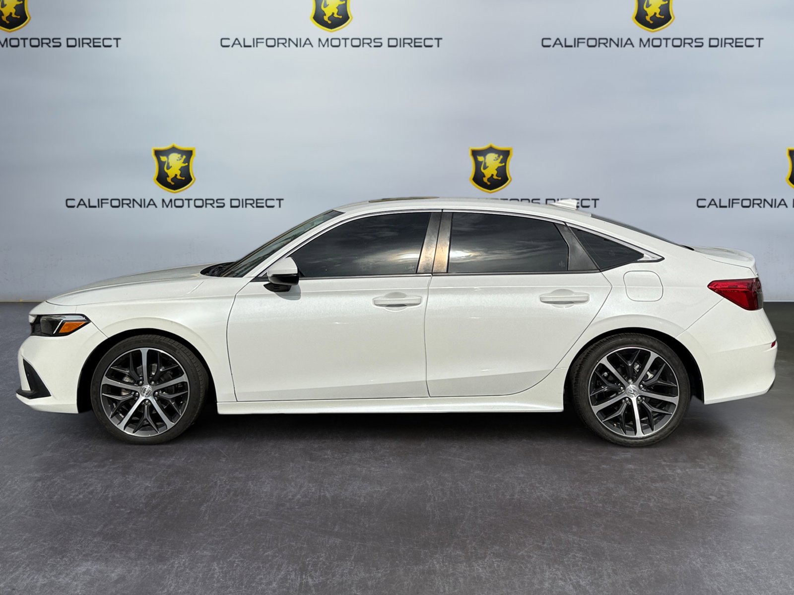 Used 2022 Honda Civic Touring image 2
