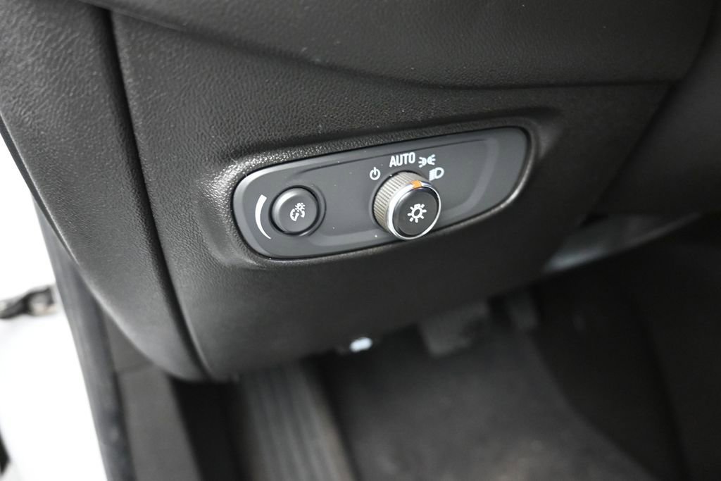 Used 2021 Chevrolet Equinox LS w/ LS Convenience Package FWD image 13