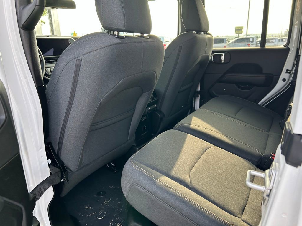 Used 2025 Jeep Wrangler Unlimited Sahara AWD/4WD image 9