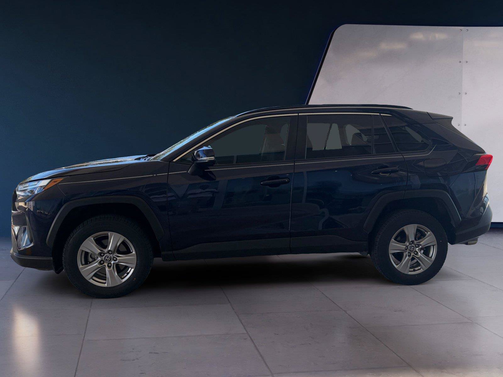 Used 2022 Toyota RAV4 XLE FWD image 2