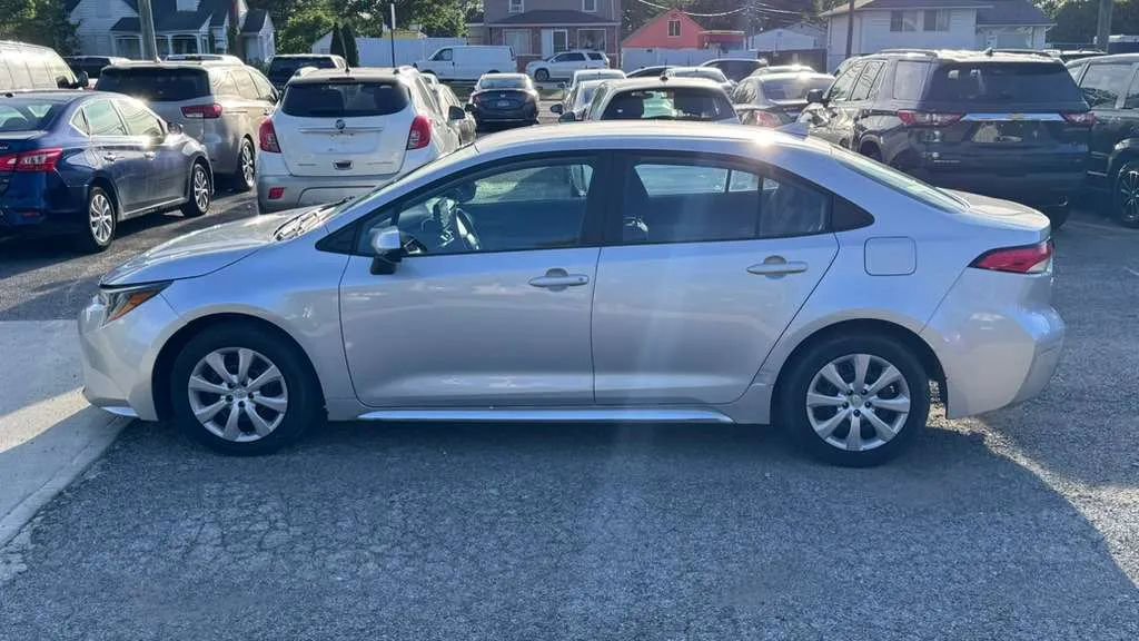 Used 2022 Toyota Corolla LE FWD image 2