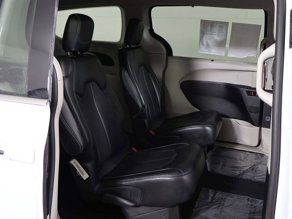 Used 2024 Chrysler Pacifica Touring-L image 27