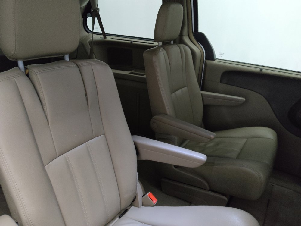 Used 2016 Chrysler Town & Country Touring w/ Driver Convenience Group image 19