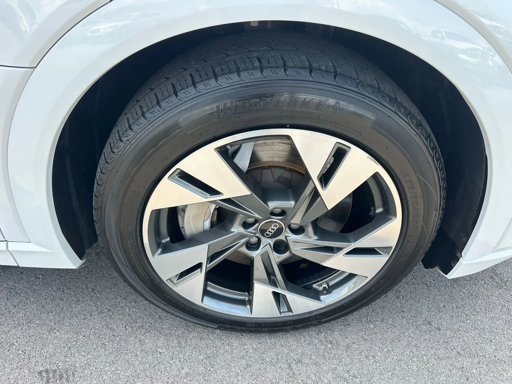 Used 2022 Audi e-tron Premium w/ Convenience Plus Package image 17