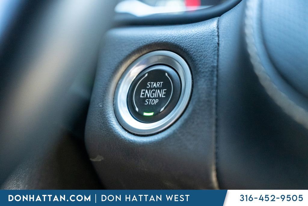 Used 2023 GMC Yukon XL SLT AWD/4WD image 16