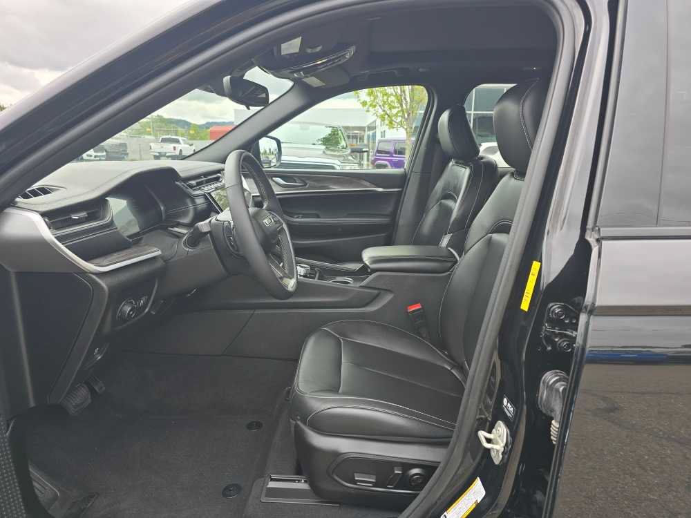 Used 2024 Jeep Grand Cherokee Limited AWD/4WD image 9