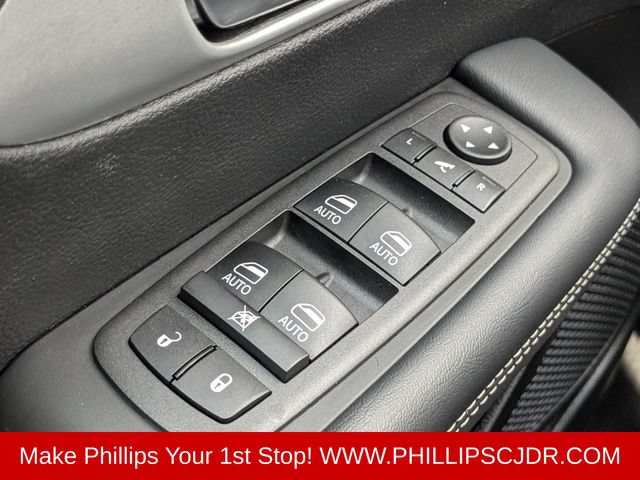 Used 2025 Chrysler Pacifica Premium FWD image 23