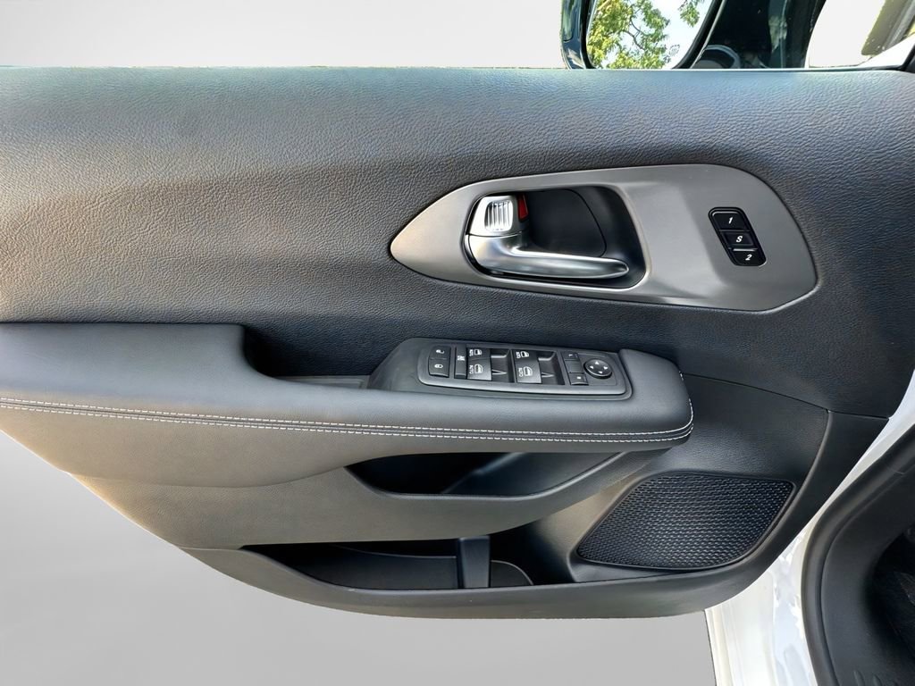 New 2026 Chrysler Pacifica Select FWD image 20
