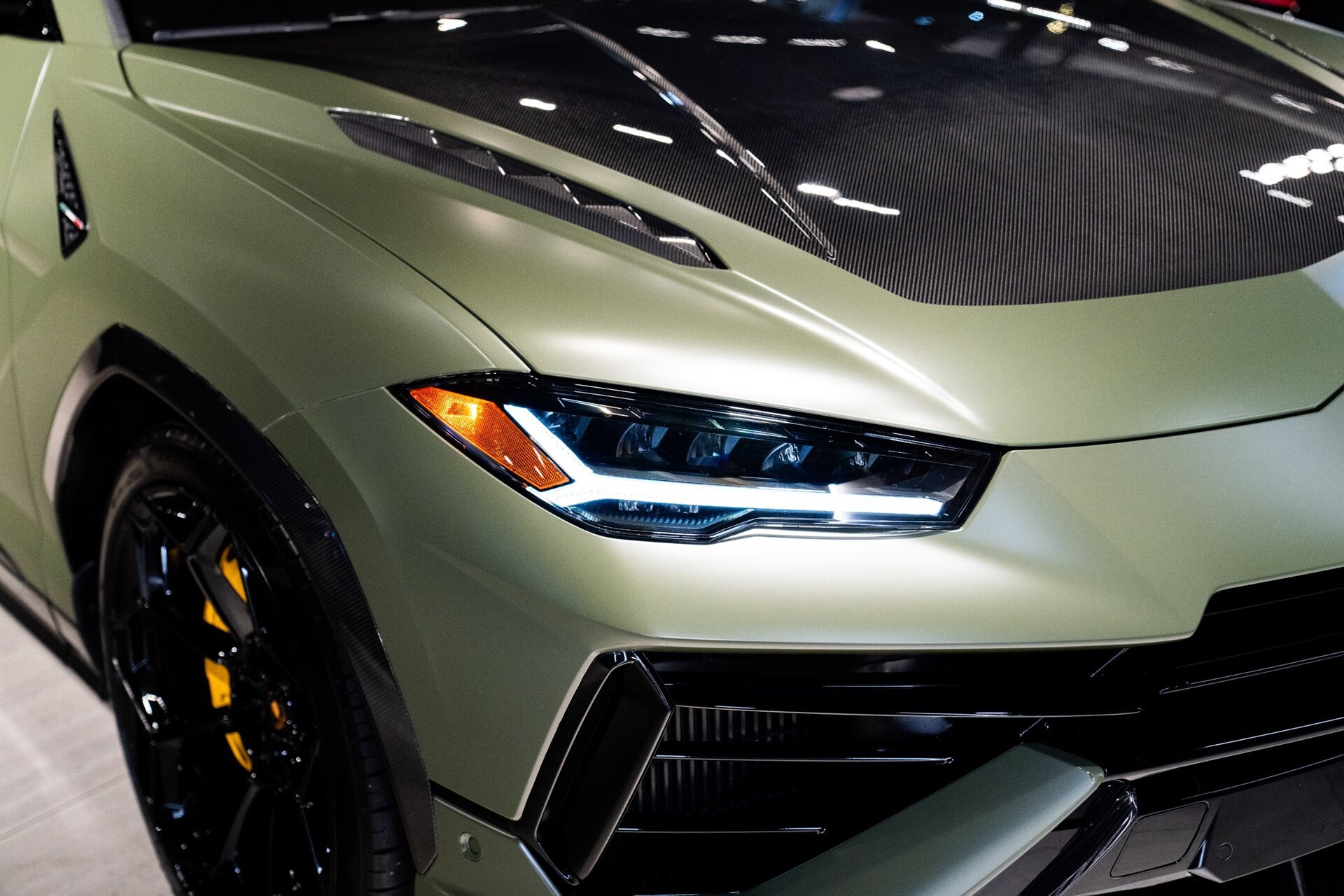Used 2023 Lamborghini Urus Performante AWD/4WD image 13