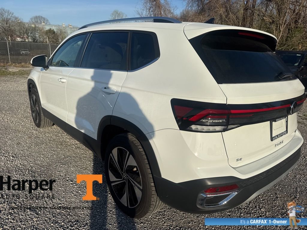 Used 2025 Volkswagen Taos SE w/ Panoramic Sunroof Package image 3