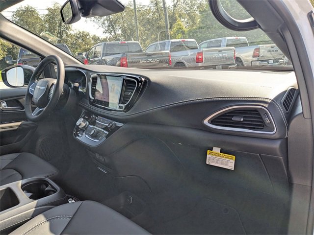 New 2025 Chrysler Pacifica Select image 32