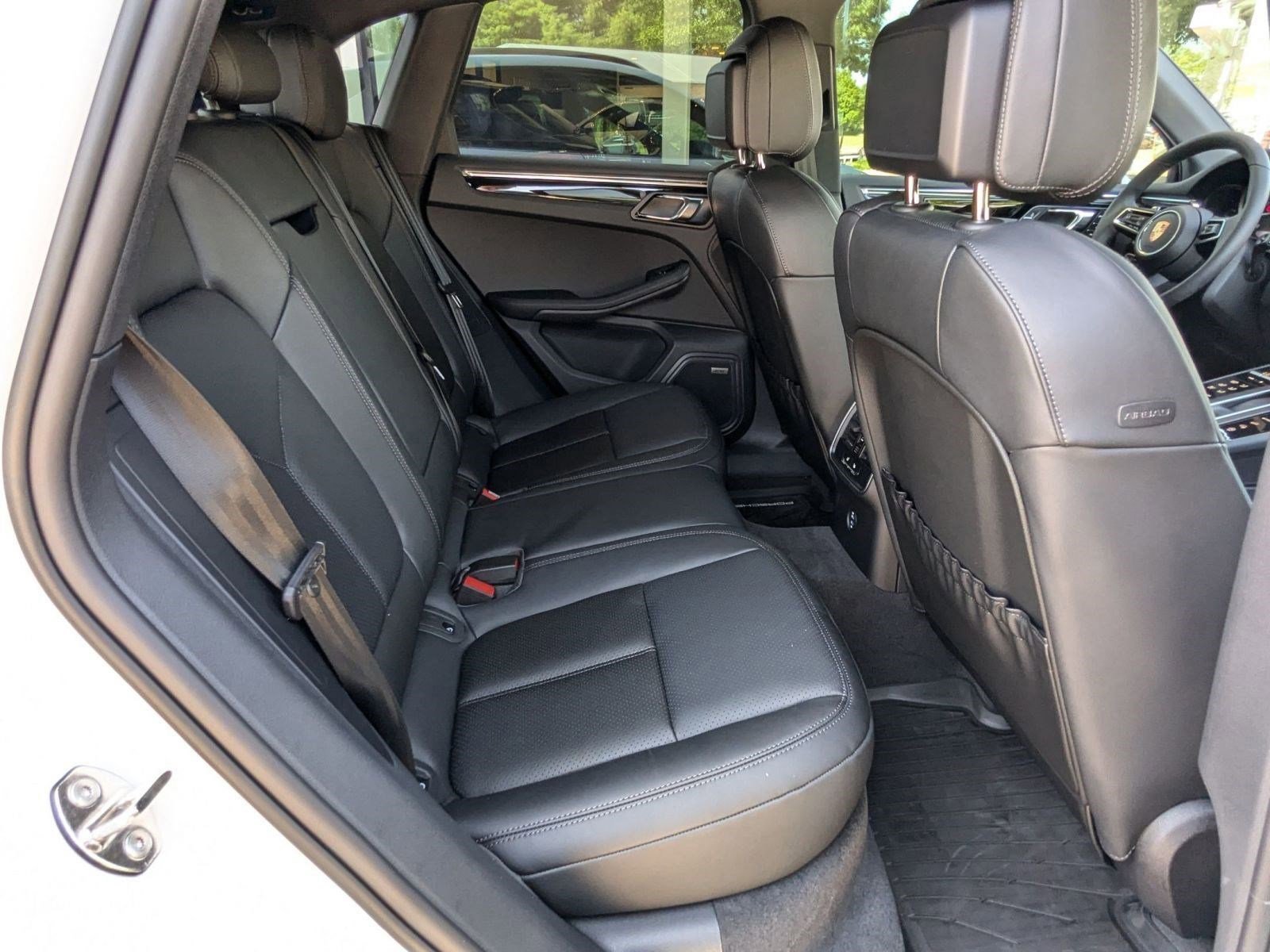 Certified 2025 Porsche Macan AWD/4WD image 24