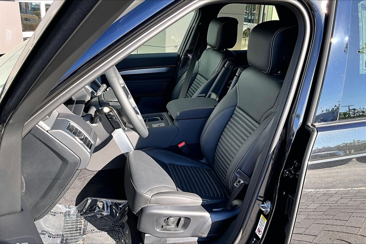 New 2026 Land Rover Discovery Dynamic SE image 9