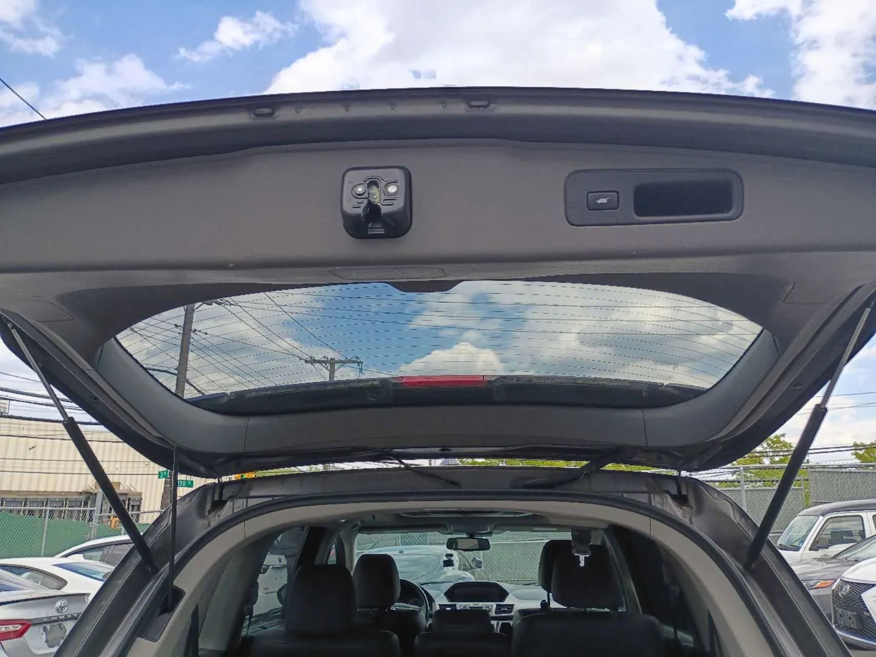 Used 2015 Honda Odyssey Touring Elite image 9