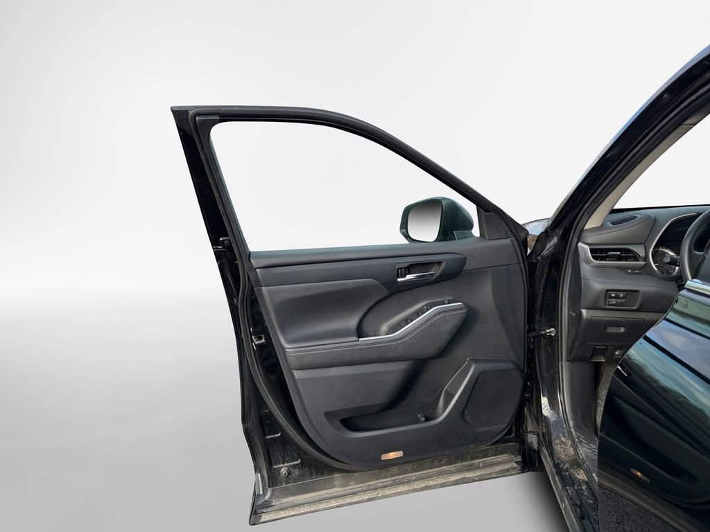 Used 2023 Toyota Highlander XLE image 14
