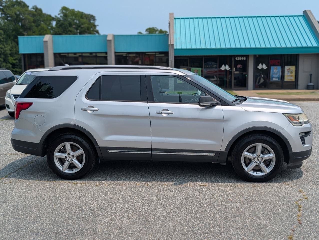 Used 2019 Ford Explorer XLT w/ Equipment Group 202A FWD image 9