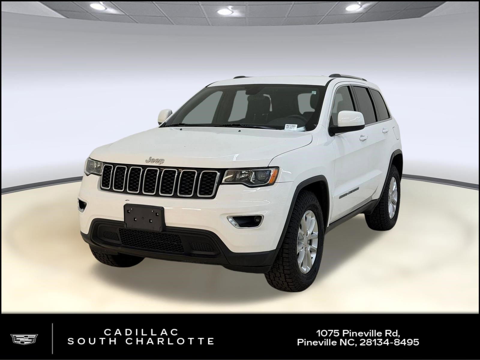 Used 2021 Jeep Grand Cherokee Laredo image 1