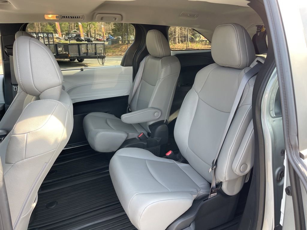 Used 2025 Toyota Sienna XLE image 22