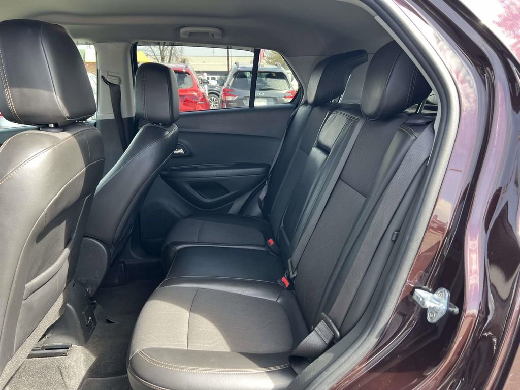 Used 2021 Chevrolet Trax LT w/ LT Convenience Package AWD/4WD image 13