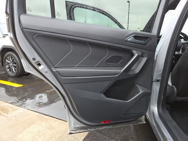 Used 2023 Volkswagen Tiguan SE R-Line image 14