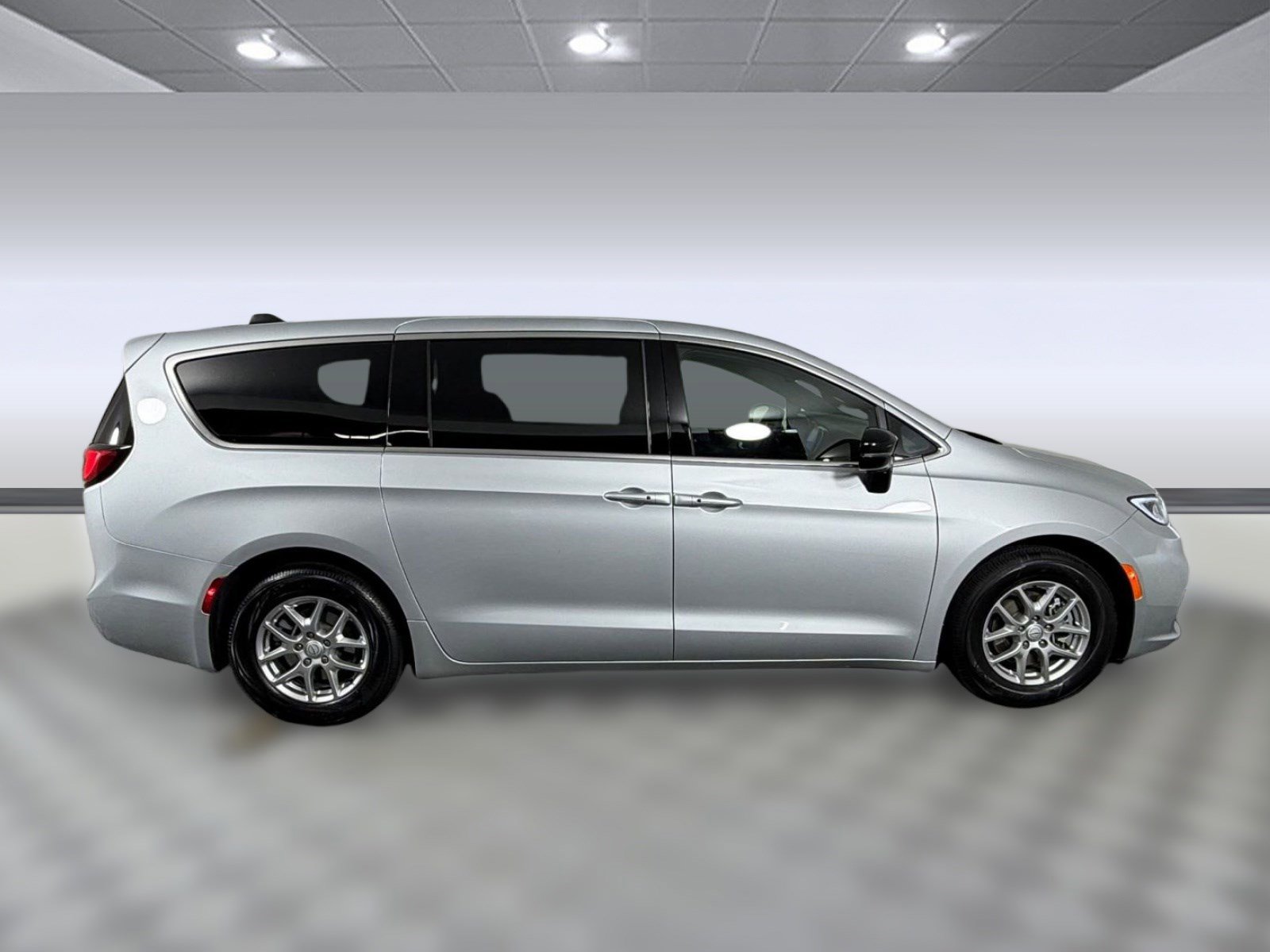 Used 2026 Chrysler Pacifica Select image 8