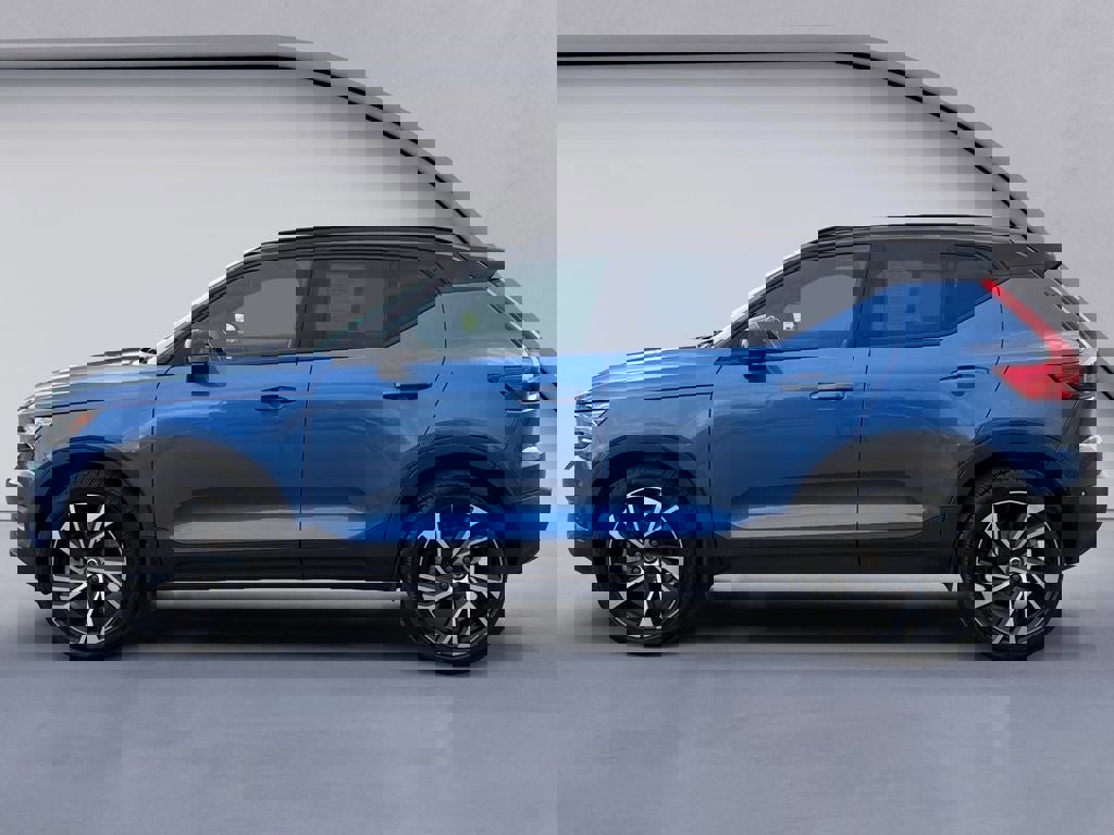 Used 2021 Volvo XC40 T4 R-Design w/ Advanced Package image 2