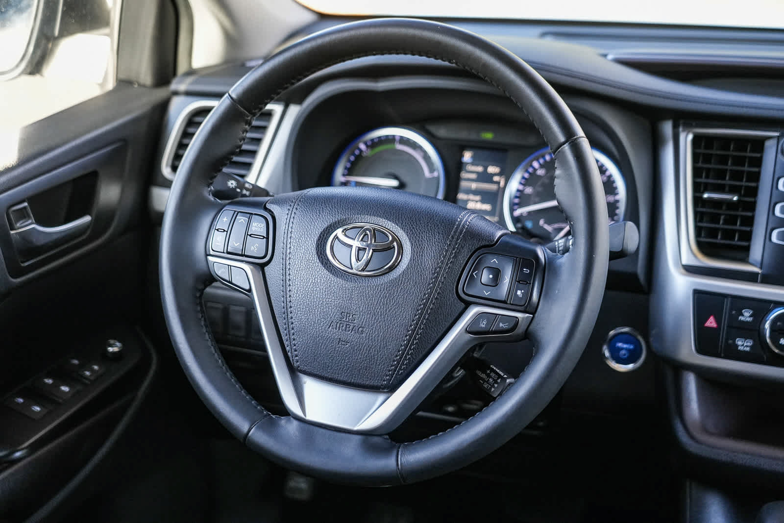 Used 2019 Toyota Highlander XLE w/ Carpet Mat Package (TMS) AWD/4WD image 15