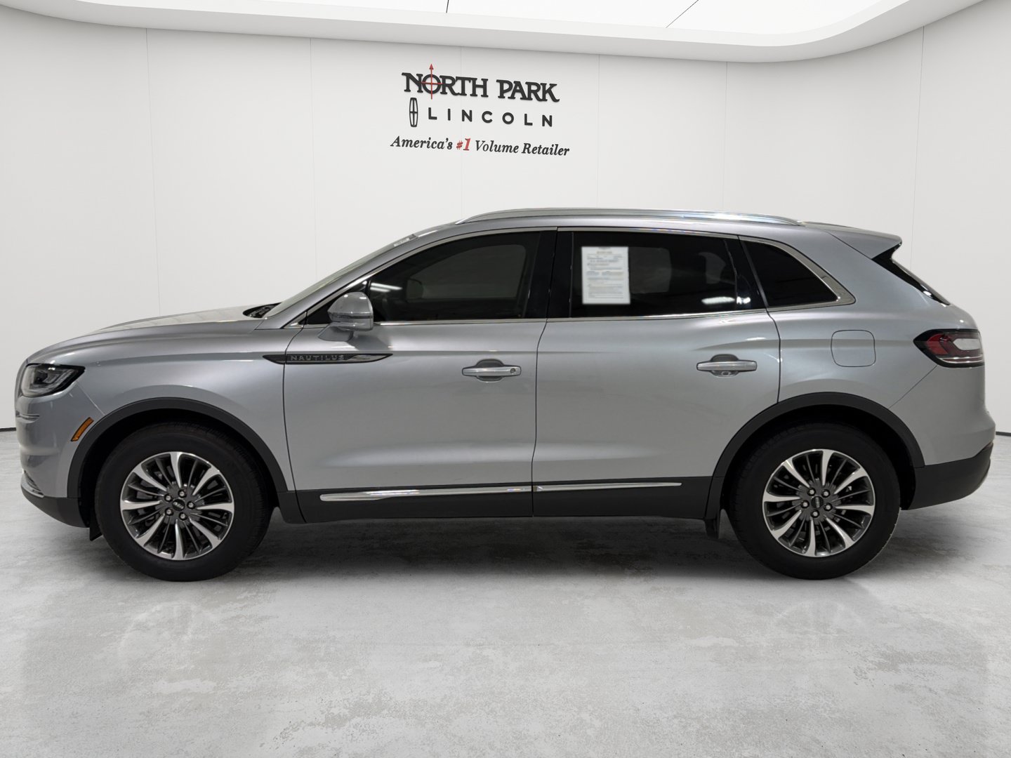 Used 2023 Lincoln Nautilus FWD w/ Premium Package image 2