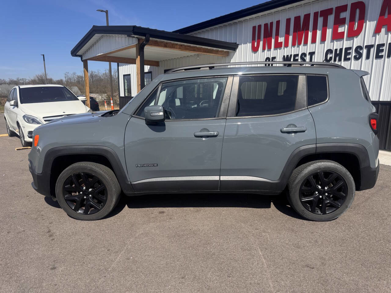 Used 2017 Jeep Renegade Altitude AWD/4WD image 4