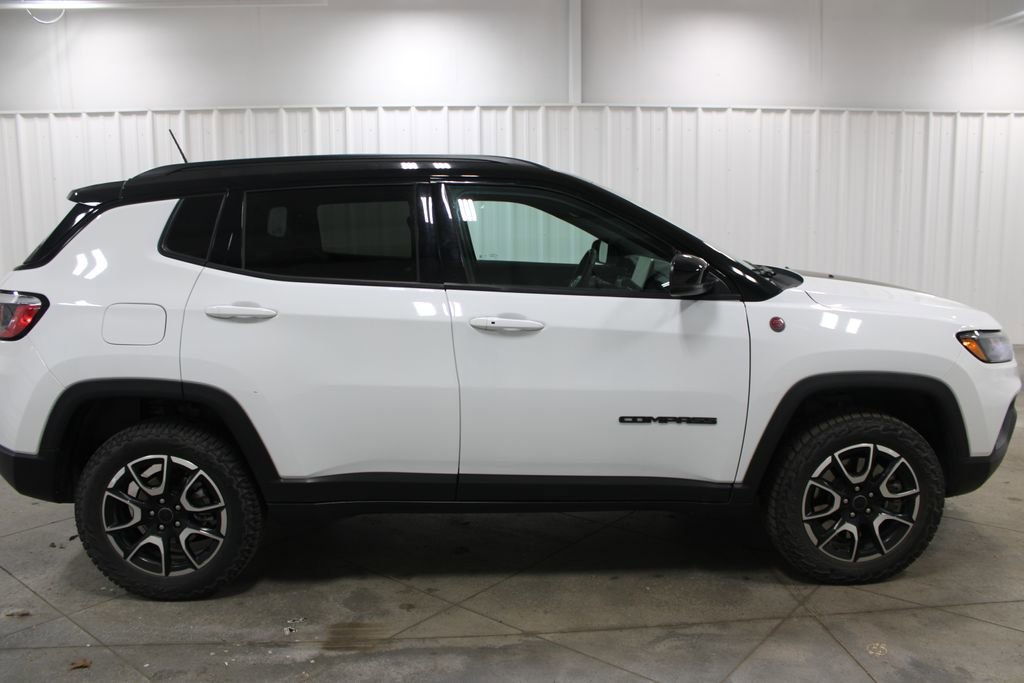 Used 2025 Jeep Compass Trailhawk image 11