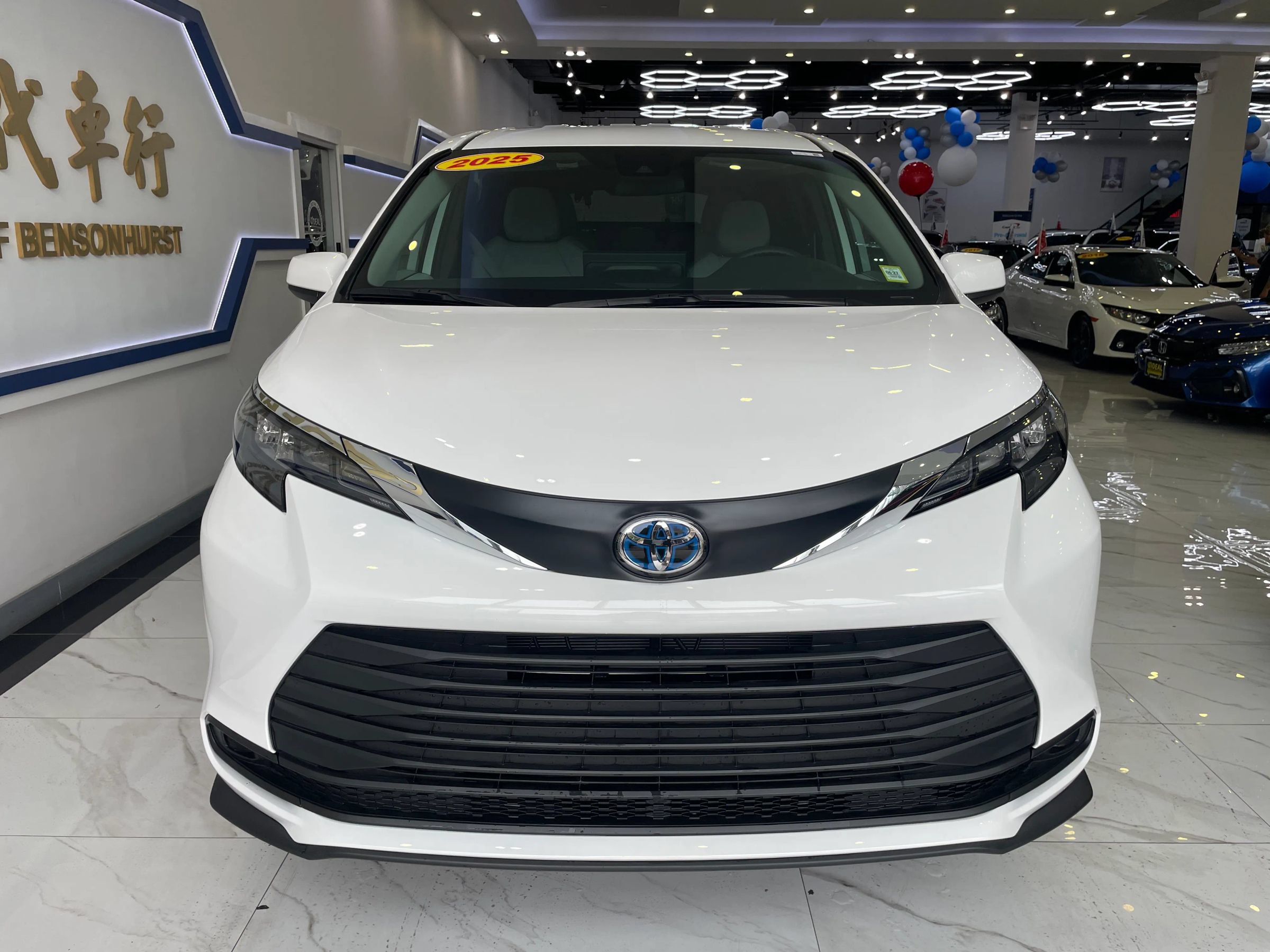 Used 2025 Toyota Sienna LE FWD image 2
