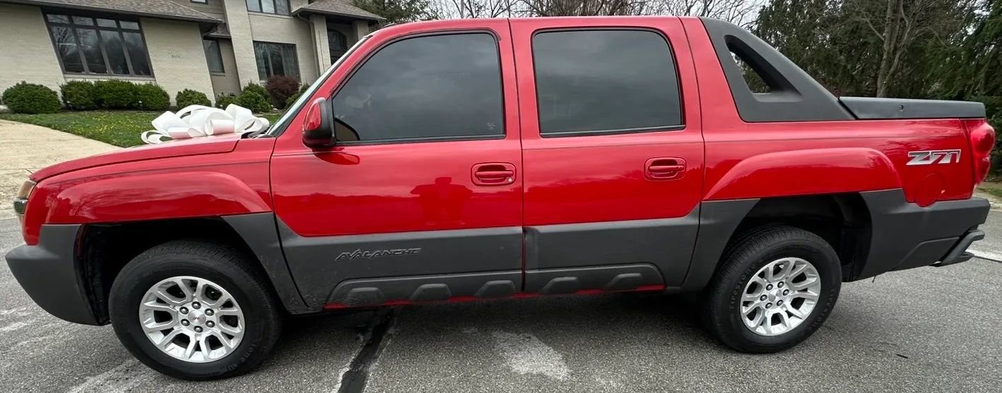 Used 2003 Chevrolet Avalanche 4x4 w/ Suspension Package, Off-Road image 2
