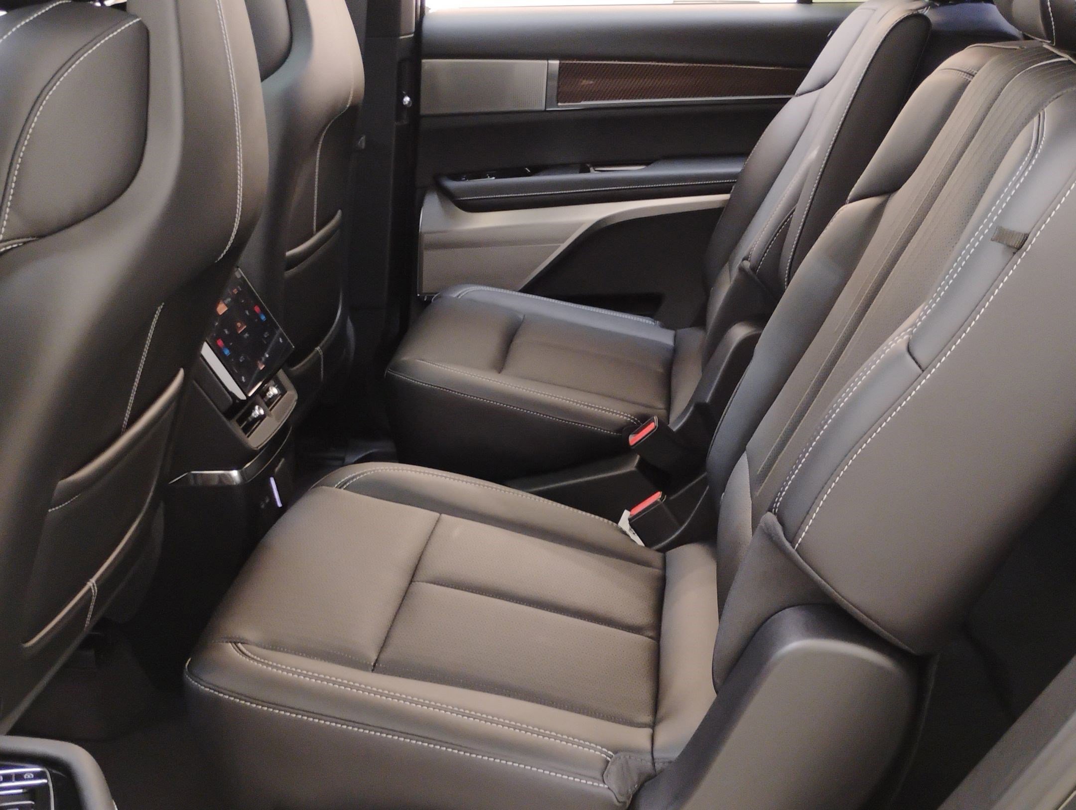 New 2026 Cadillac Vistiq Sport w/ LPO, Floor Liner Package image 34