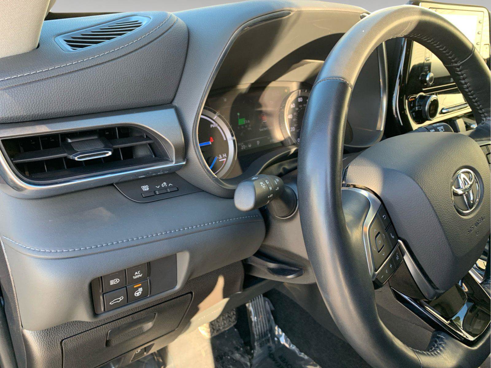 Used 2021 Toyota Highlander Limited image 25