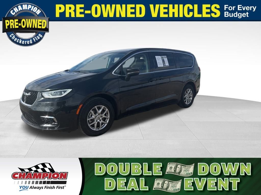 Used 2023 Chrysler Pacifica Touring-L image 1