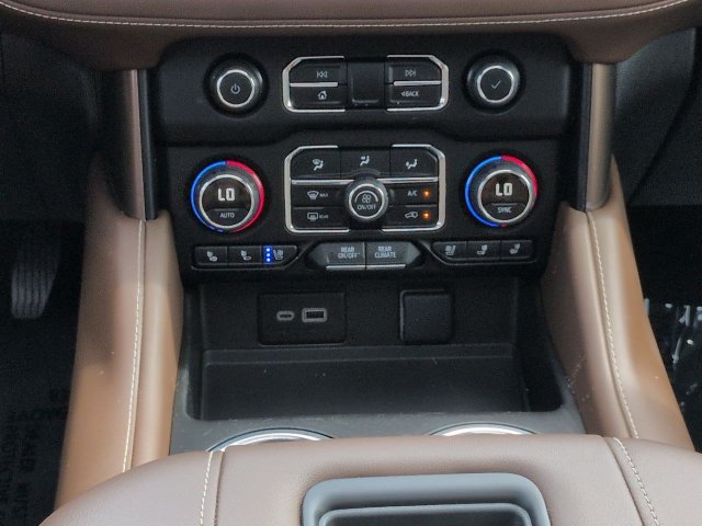 Used 2024 Chevrolet Suburban High Country AWD/4WD image 19