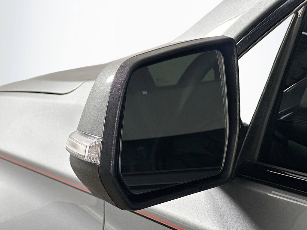 Used 2023 Chevrolet Traverse RS FWD image 39