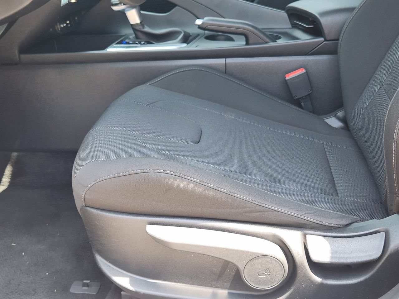Certified 2025 Hyundai Elantra SE FWD image 24