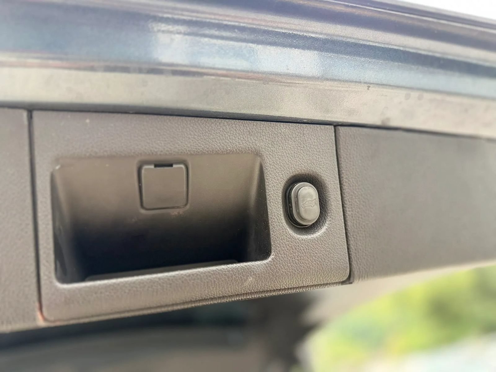 Used 2019 Chevrolet Suburban LT RWD image 9