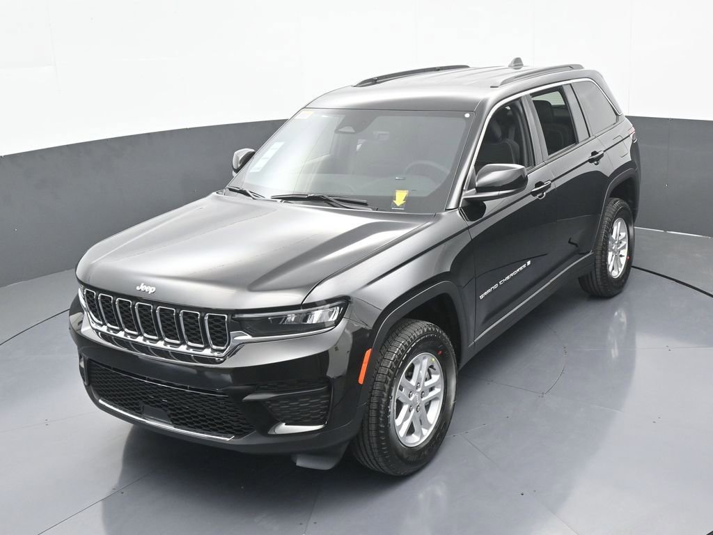 Used 2025 Jeep Grand Cherokee Laredo AWD/4WD image 40