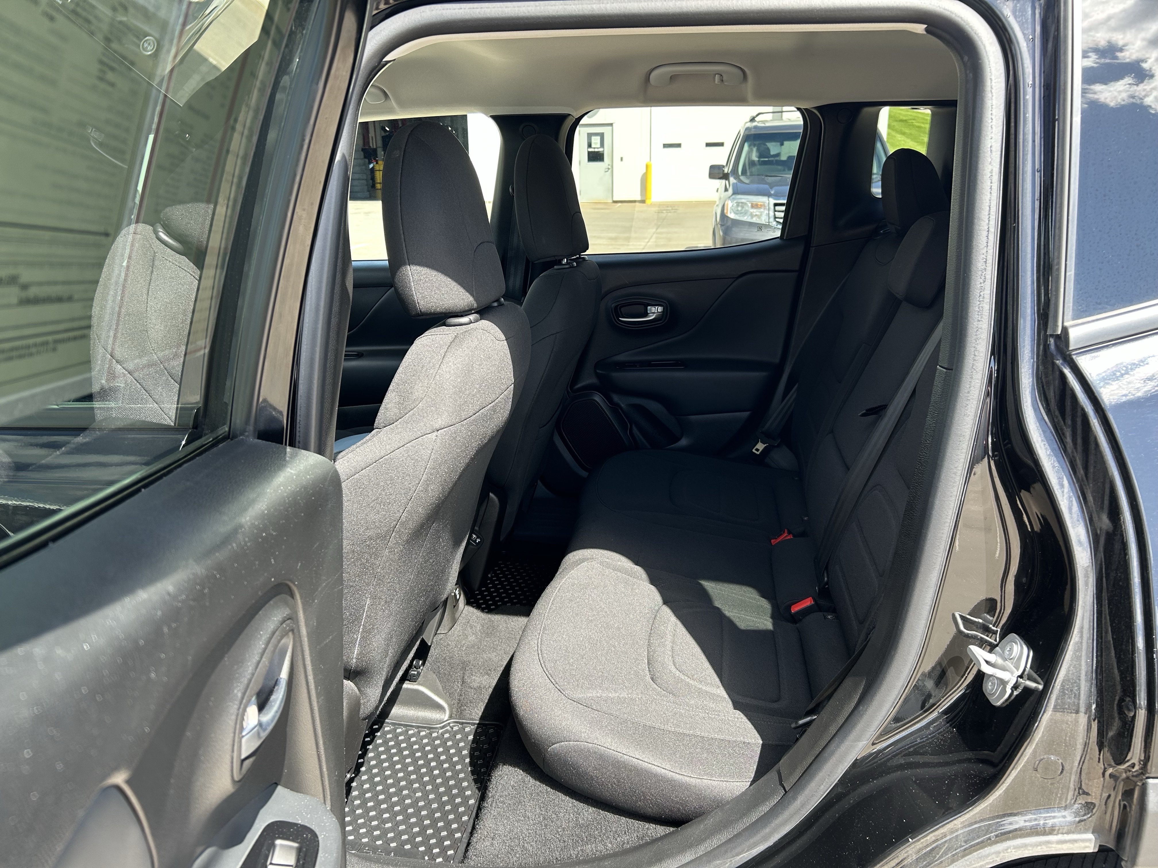 Used 2022 Jeep Renegade Latitude w/ Convenience Group AWD/4WD image 18