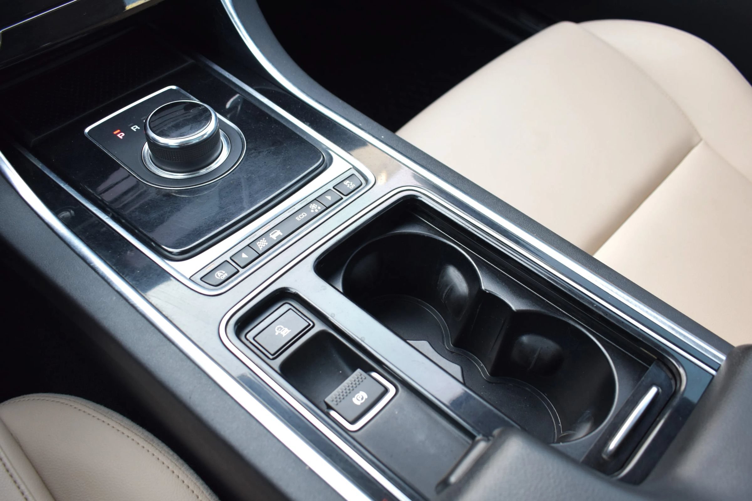 Used 2019 Jaguar XE Premium AWD/4WD image 25